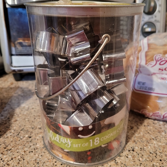 18 Piece Holiday Cookie Cutter Set - Picture 1 of 1